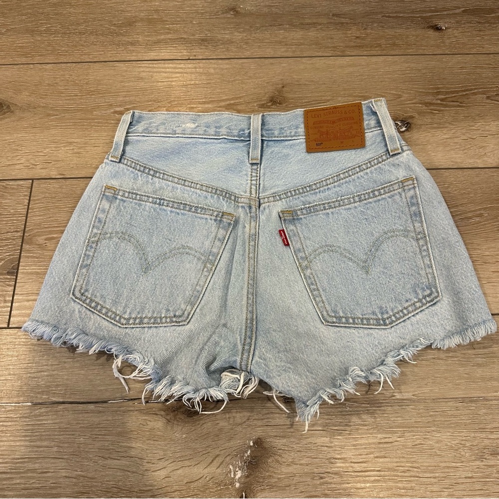 NWOT Levi’s Women's 501 Light Blue Denim Shorts High Waisted Ripped Denim 24